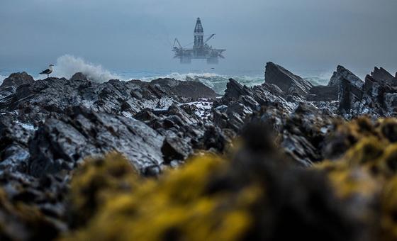 南非开普敦附近海岸的一处石油钻井平台。

